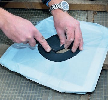 Kondens ventilation: Anpassa en krage till röret i takhuven Kondens ventilation: Anpassa en krage till röret i takhuven